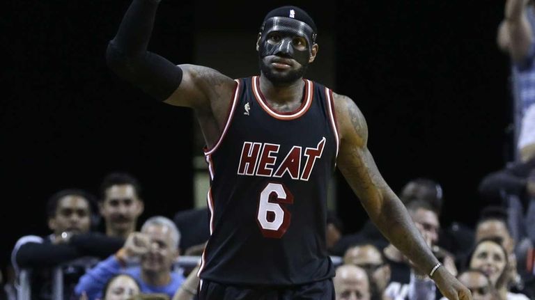 LeBron James dazzles with 31 points in black mask | Newsday