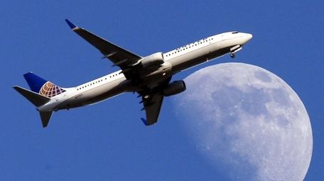 A United Airlines jet plane landing at Los