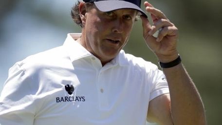 Phil Mickelson tips his hat to fans on