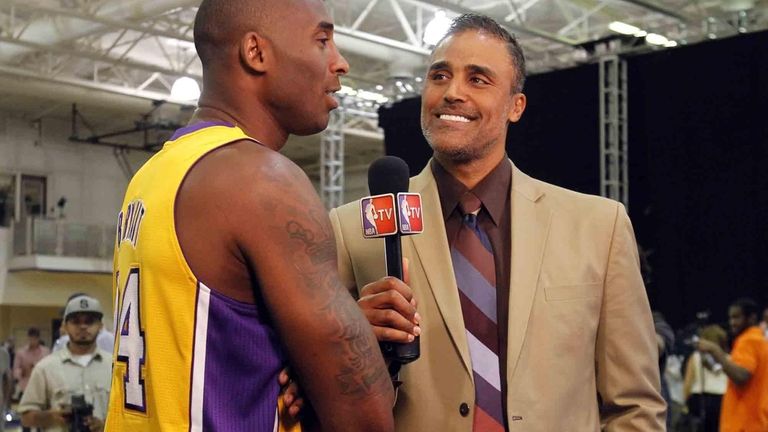 ????Los Angeles Lakers guard Kobe Bryant, left, talks