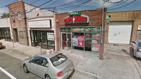 A street view of the Papa Johns located
