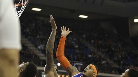 New York Knicks' Carmelo Anthony shoots over Sacramento
