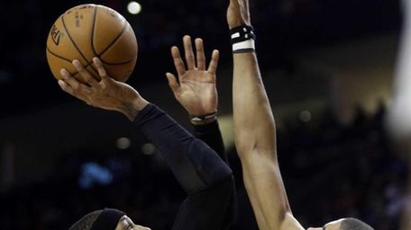 New York Knicks forward Carmelo Anthony, left, shoots