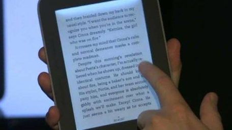 Scientists say using electronic readers before bed not